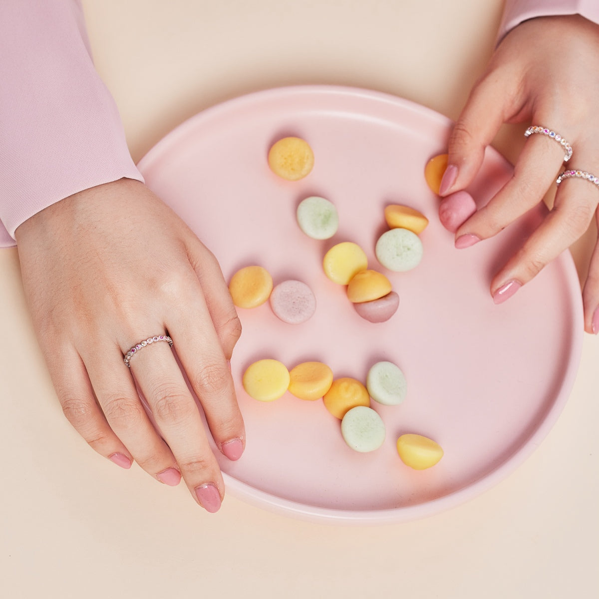 [XXX]Unique Scintillating Round Cut Daily Ring