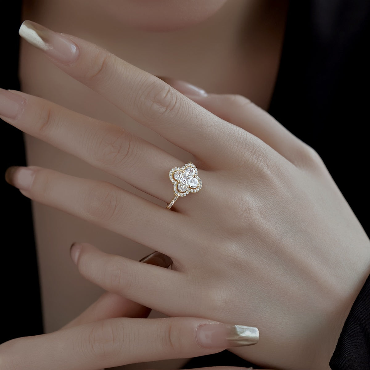 [XXX]Luxurious Eternity Flower Shape Banquet Ring