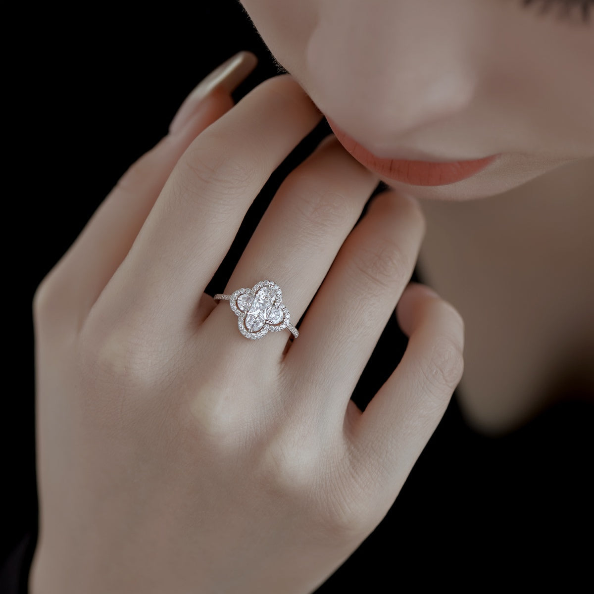 [XXX]Luxurious Eternity Flower Shape Banquet Ring