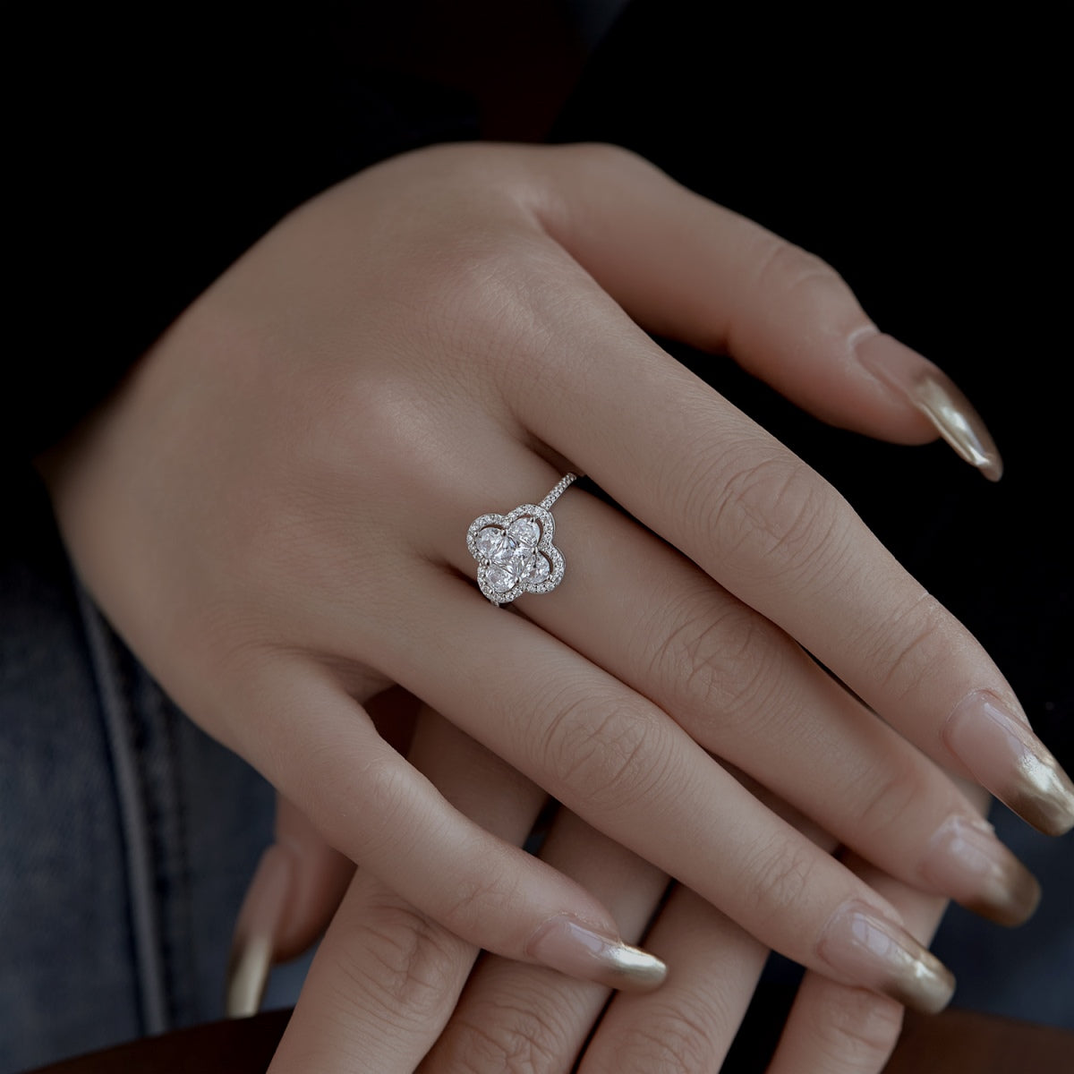 [XXX]Luxurious Eternity Flower Shape Banquet Ring