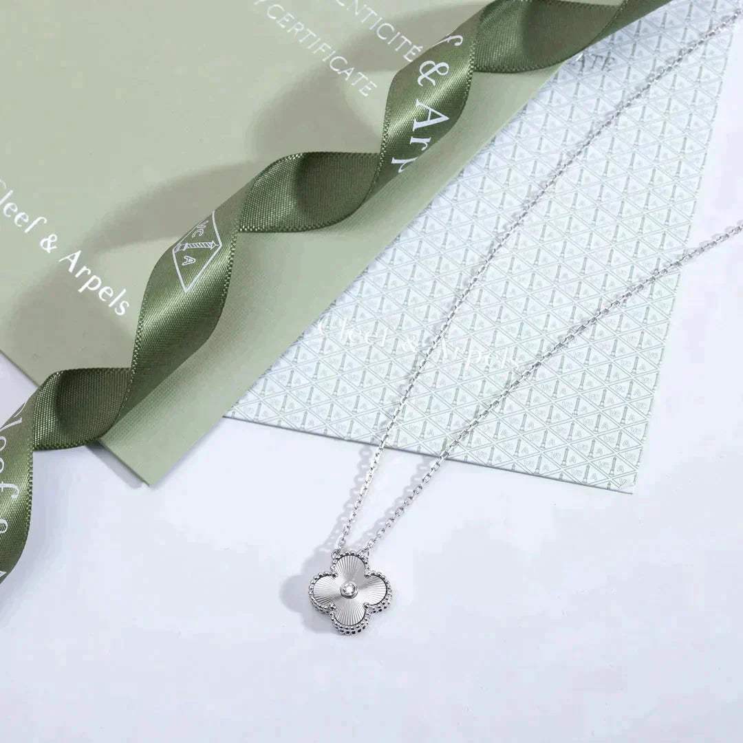 CLOVER  15MM DIAMOND LASER NECKLACE SILVER