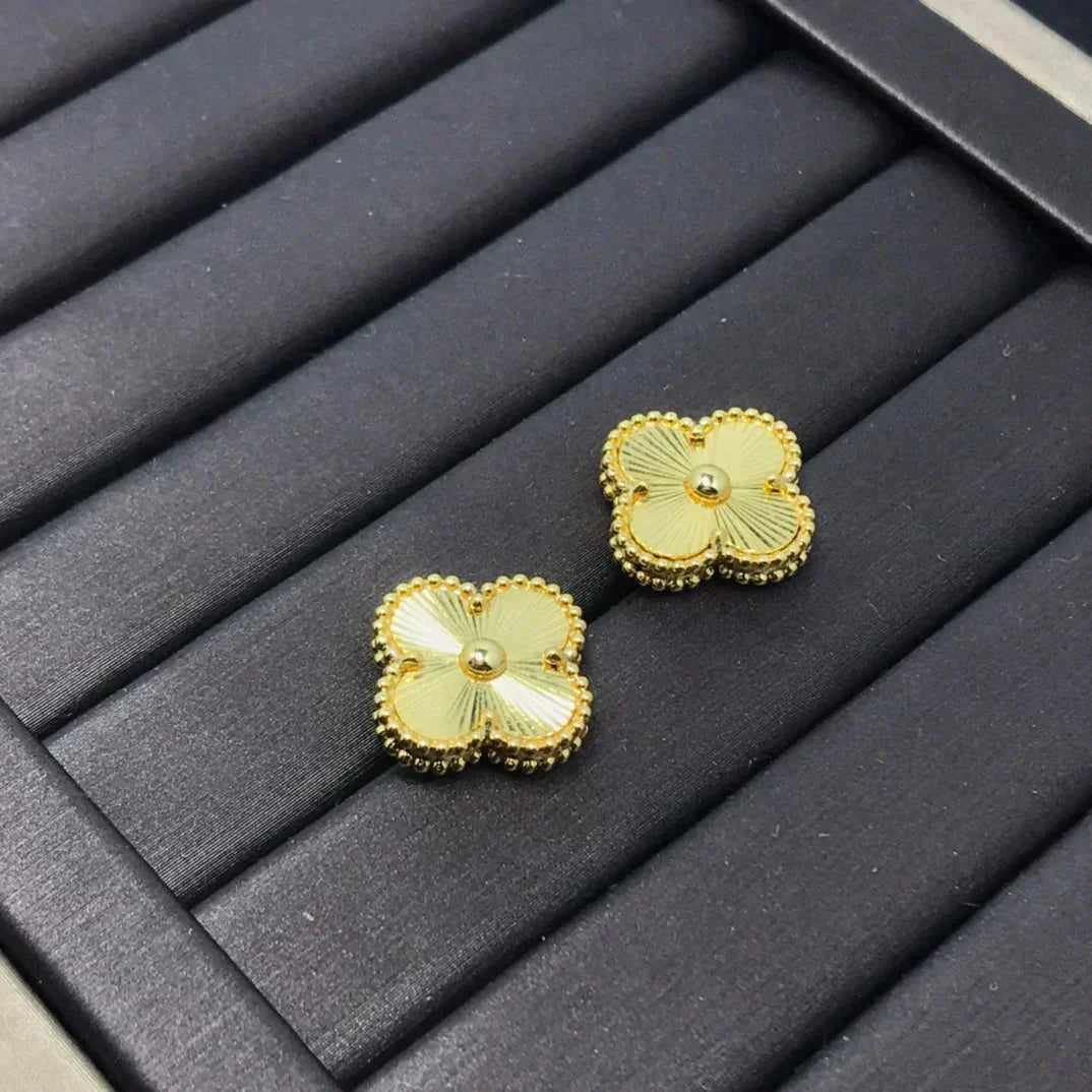 CLOVER MINI 9.5MM LASER EARRINGS