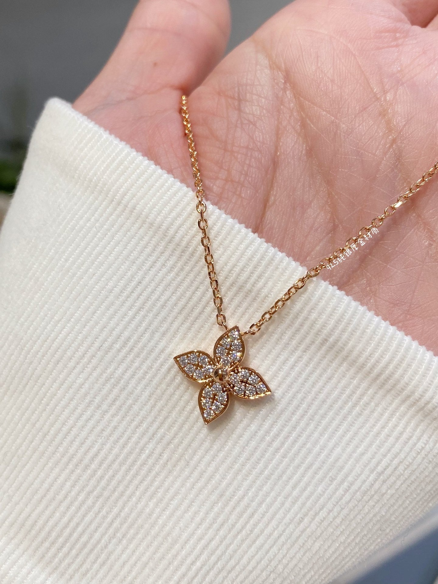 STAR DIAMOND NECKALCE