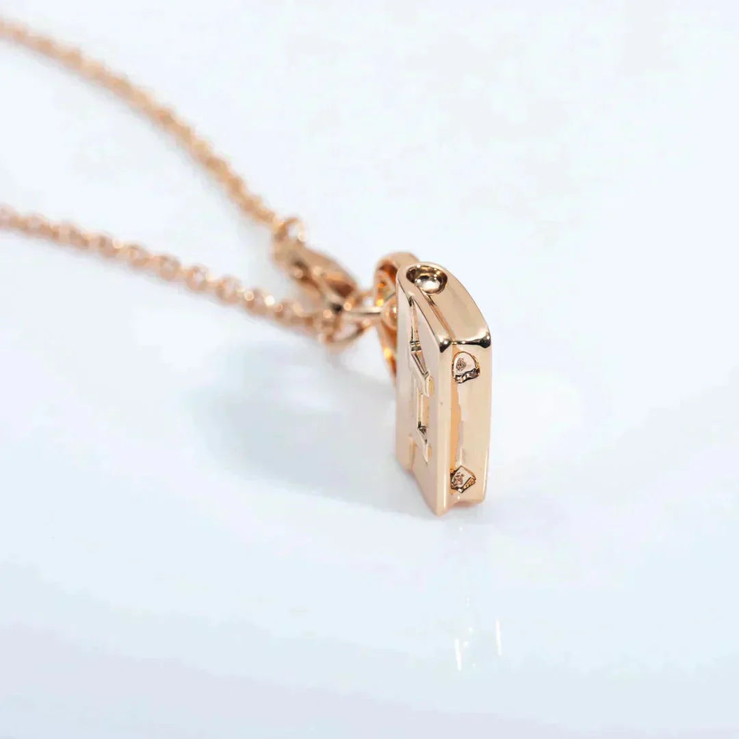 AMULETTE PEDANT ROSE GOLD NECKLACE