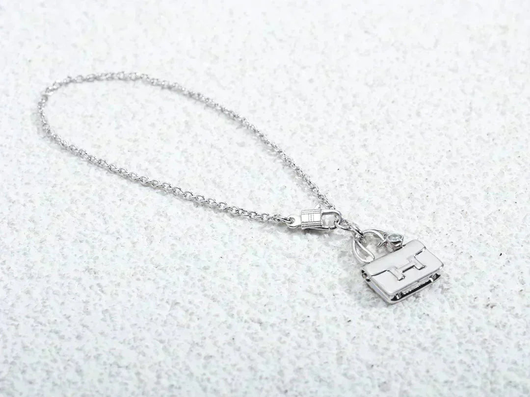 AMULETTE PEDANT SILVER NECKLACE