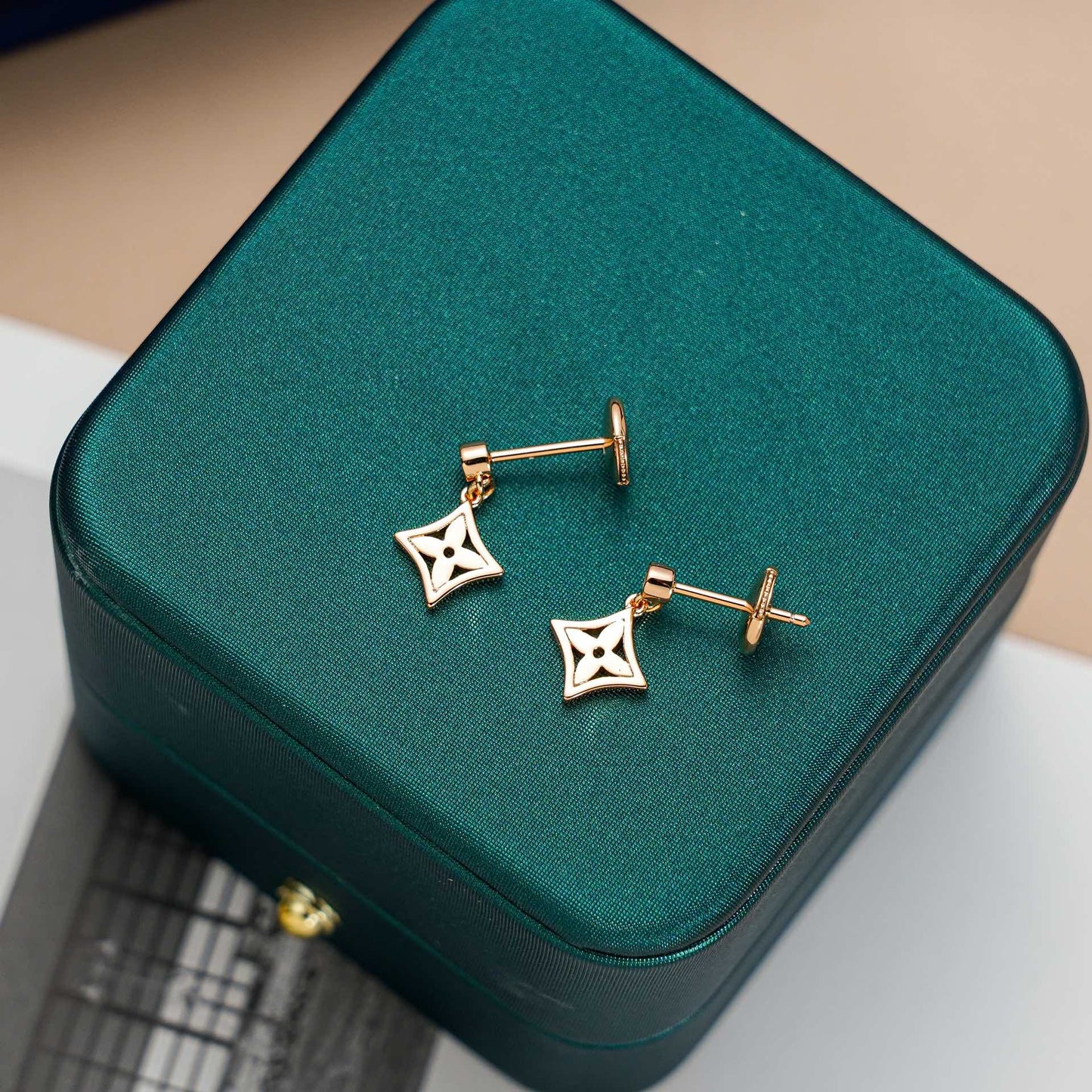 STAR EARRINGS GOLD