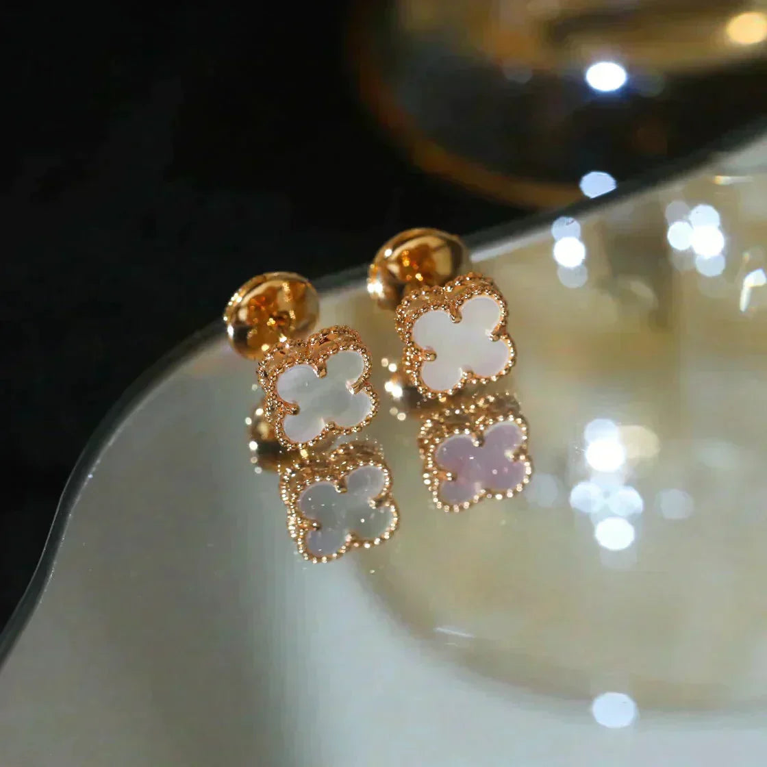 CLOVER MINI 9.5MM WHITE MOP EARRINGS