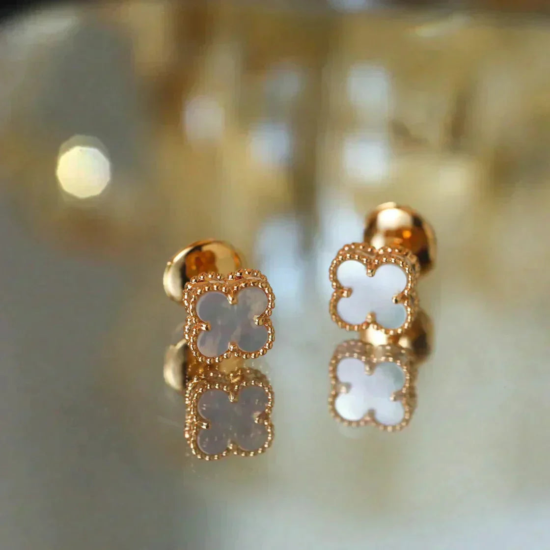 CLOVER MINI 9.5MM WHITE MOP EARRINGS