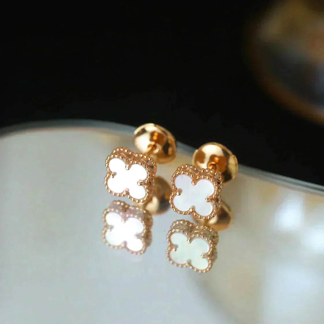 CLOVER MINI 9.5MM WHITE MOP EARRINGS