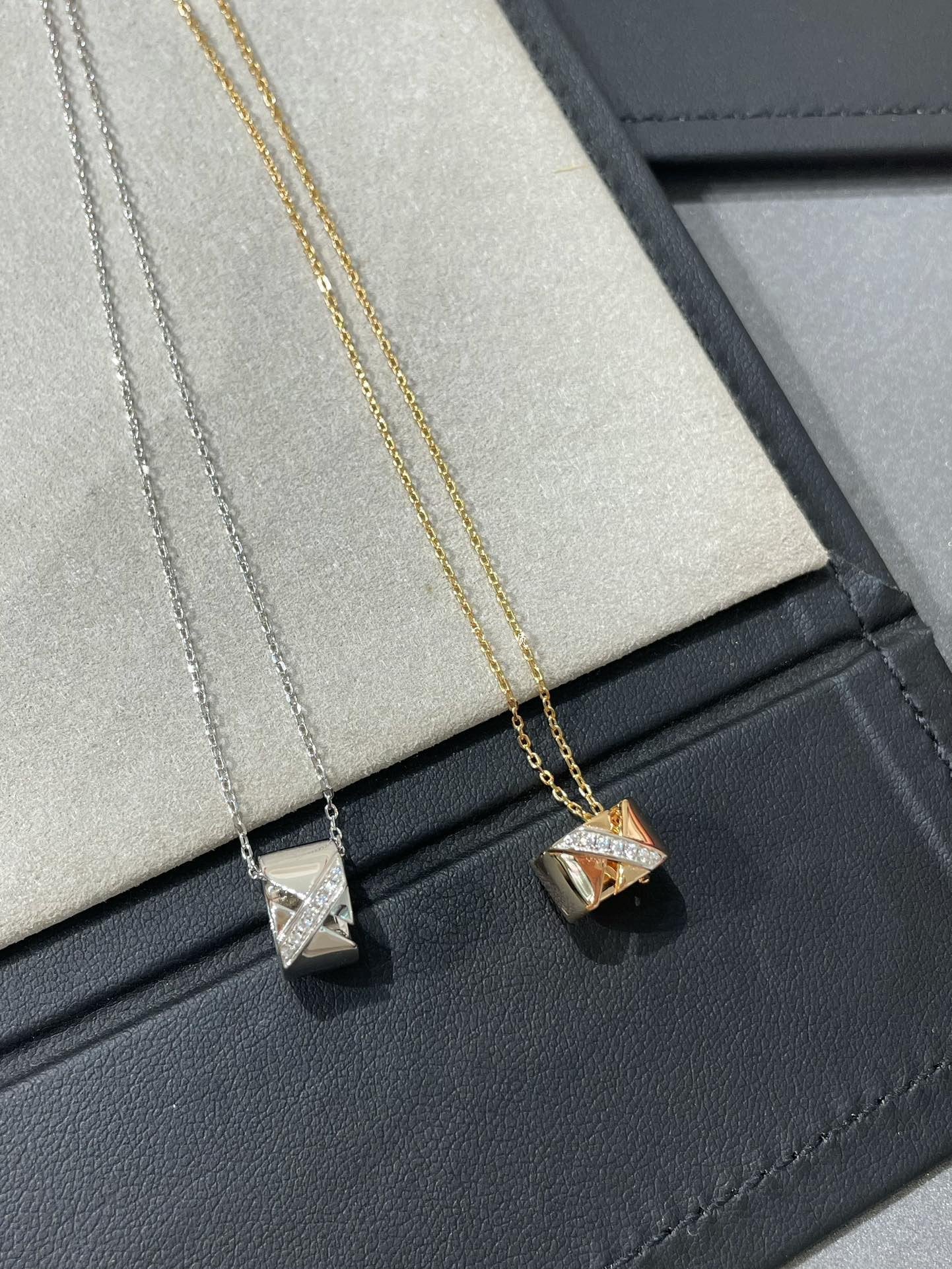 LIENS EVIDENCE DIAMOND NECKLACE