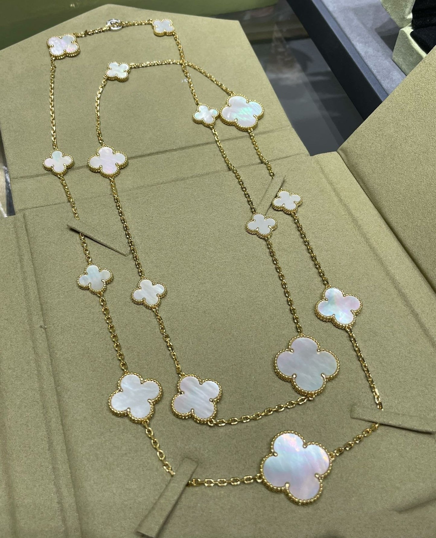 CLOVER 16 MOTIF WHITE MOP GOLD NECKLACE