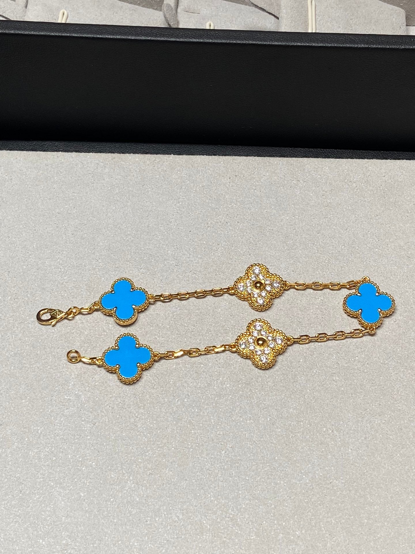 CLOVER 5 MOTIF BLUE CHALCEDONY DIAMOND GOLD BRACELET