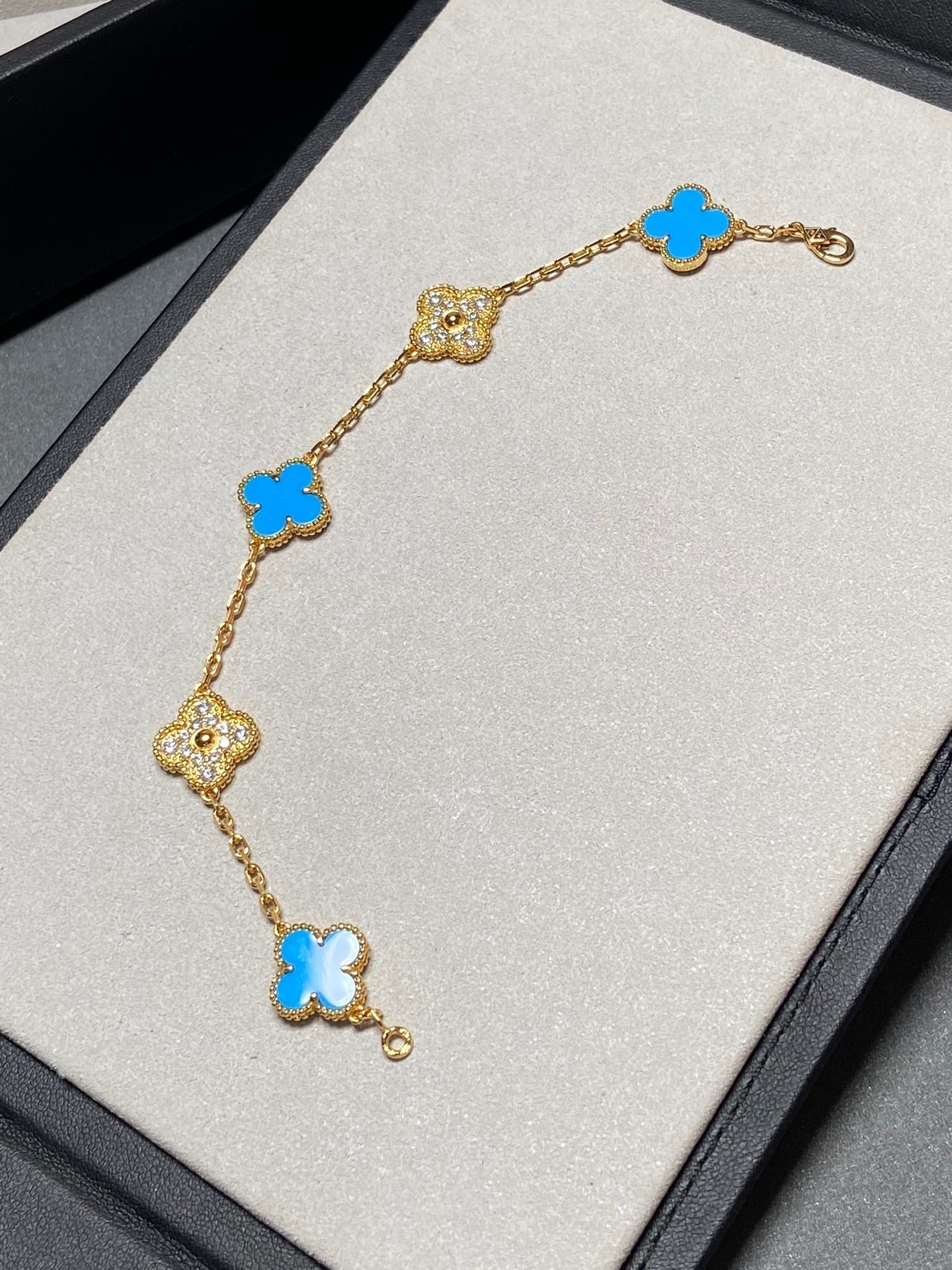 CLOVER 5 MOTIF BLUE CHALCEDONY DIAMOND GOLD BRACELET