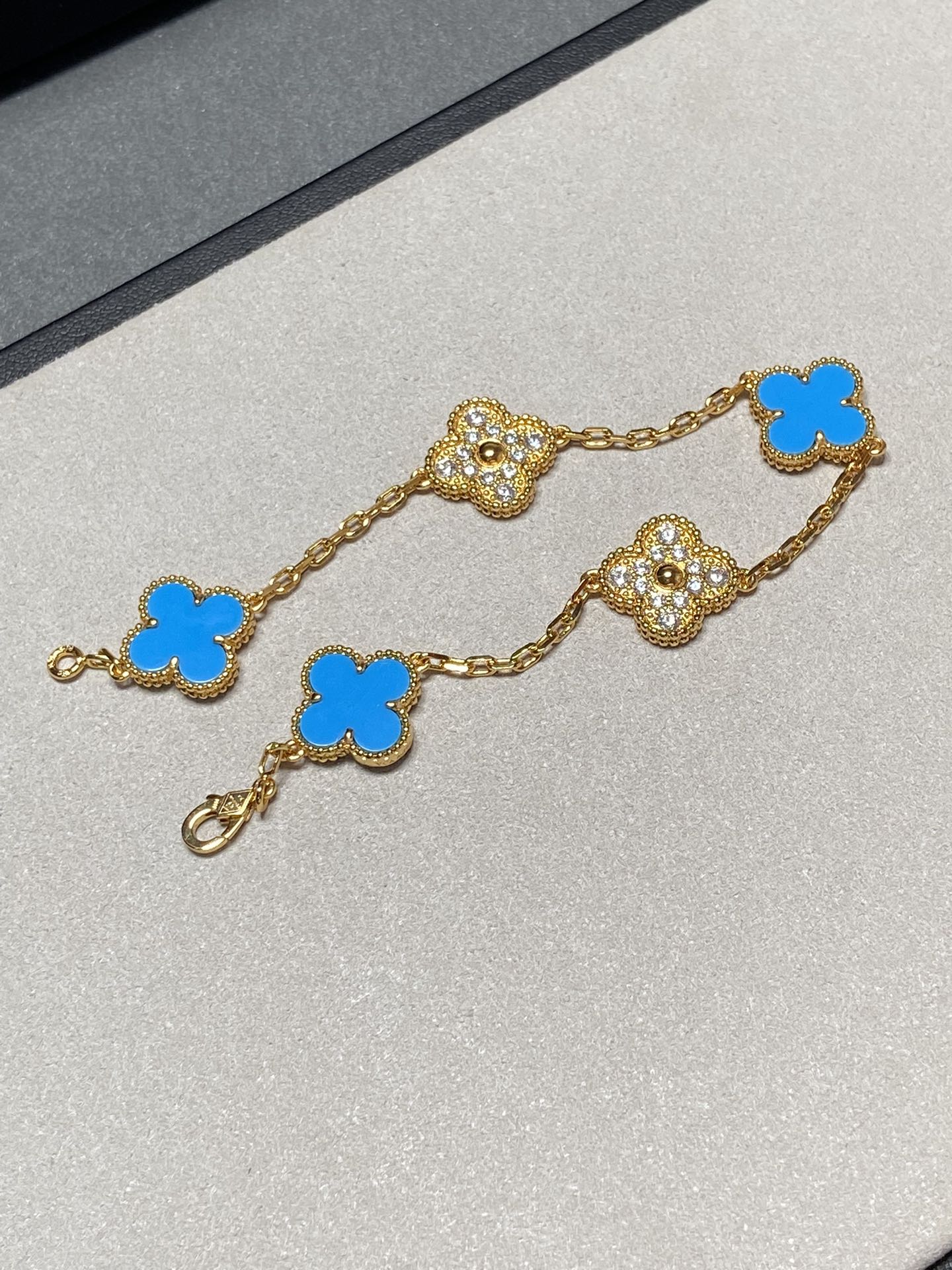 CLOVER 5 MOTIF BLUE CHALCEDONY DIAMOND GOLD BRACELET