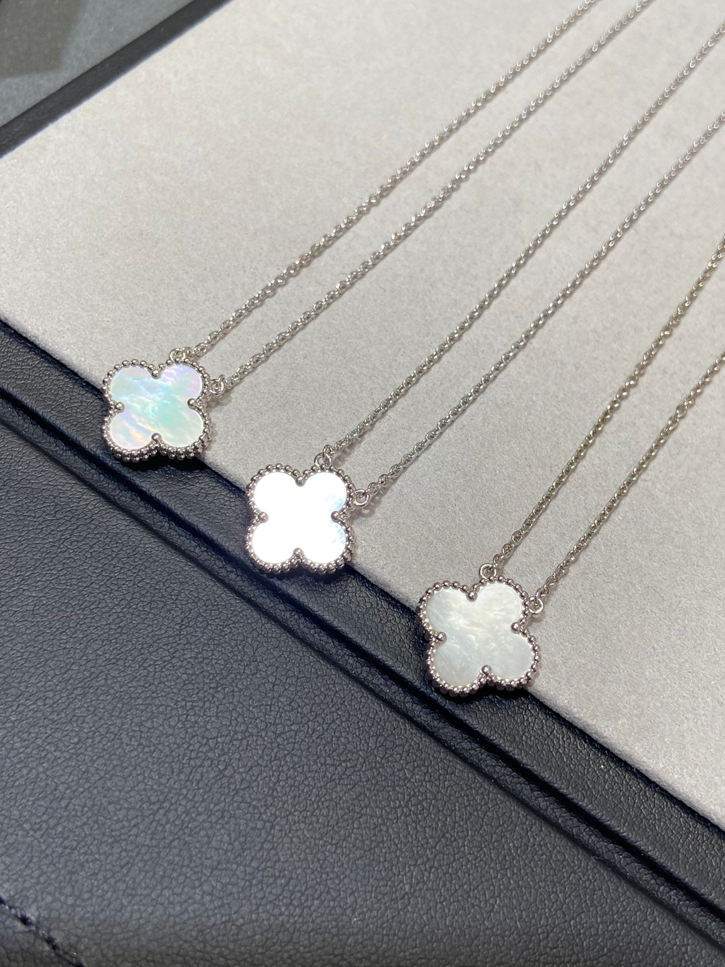 CLOVER MEDIUM SILVER WHITE MOP NECKLACE