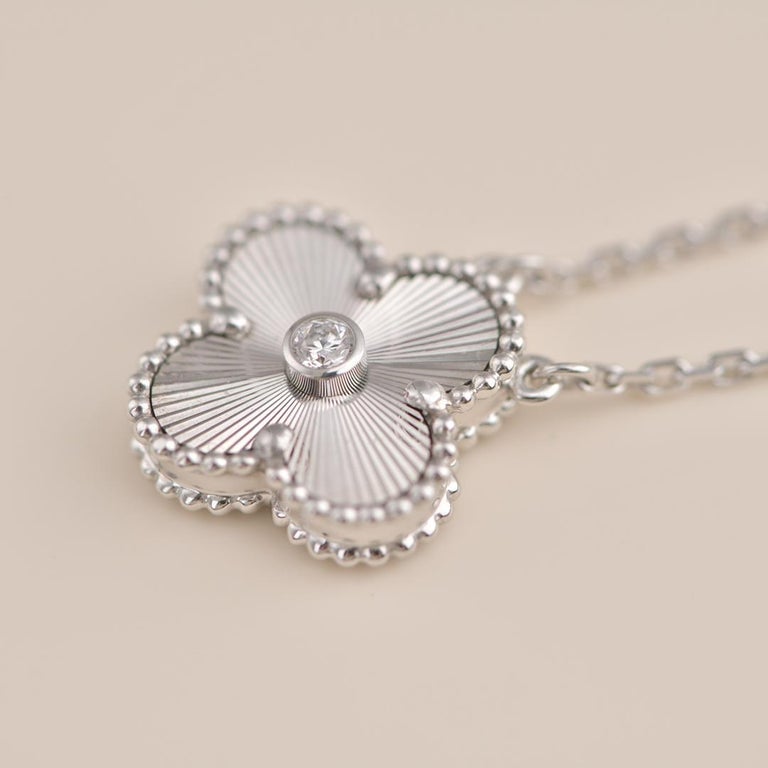 CLOVER  15MM DIAMOND LASER NECKLACE SILVER