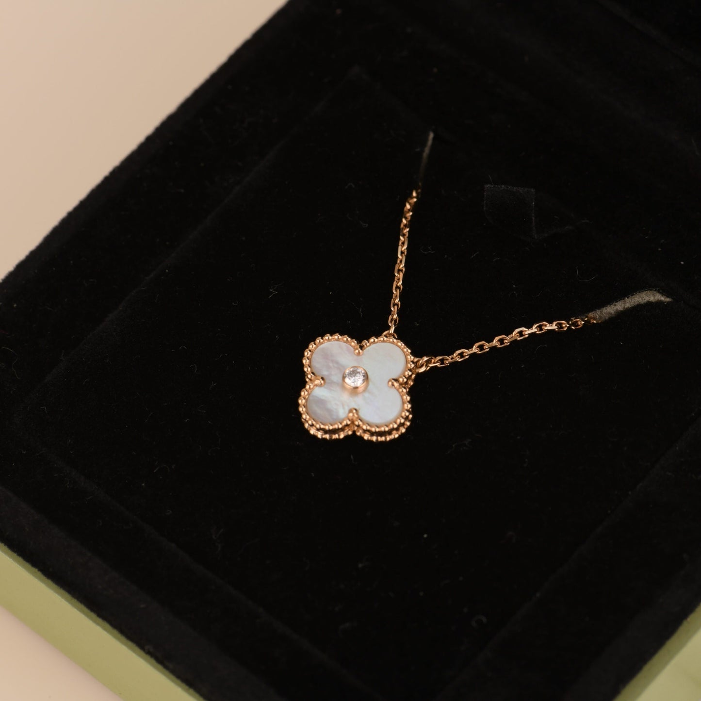 CLOVER 15MM DIAMOND WHITE FRITILLARIA NECKLACE