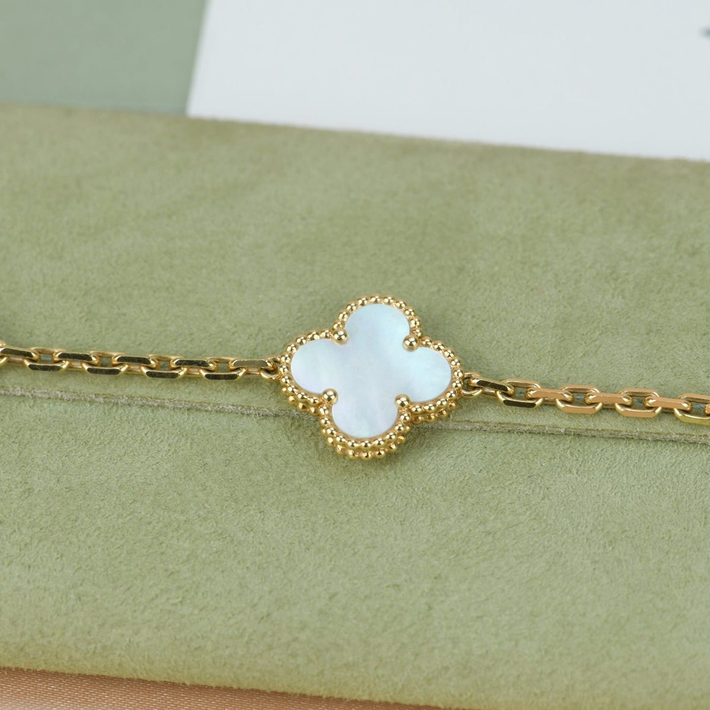 CLOVER  5 MOTIF WHITE MOP BRACELET