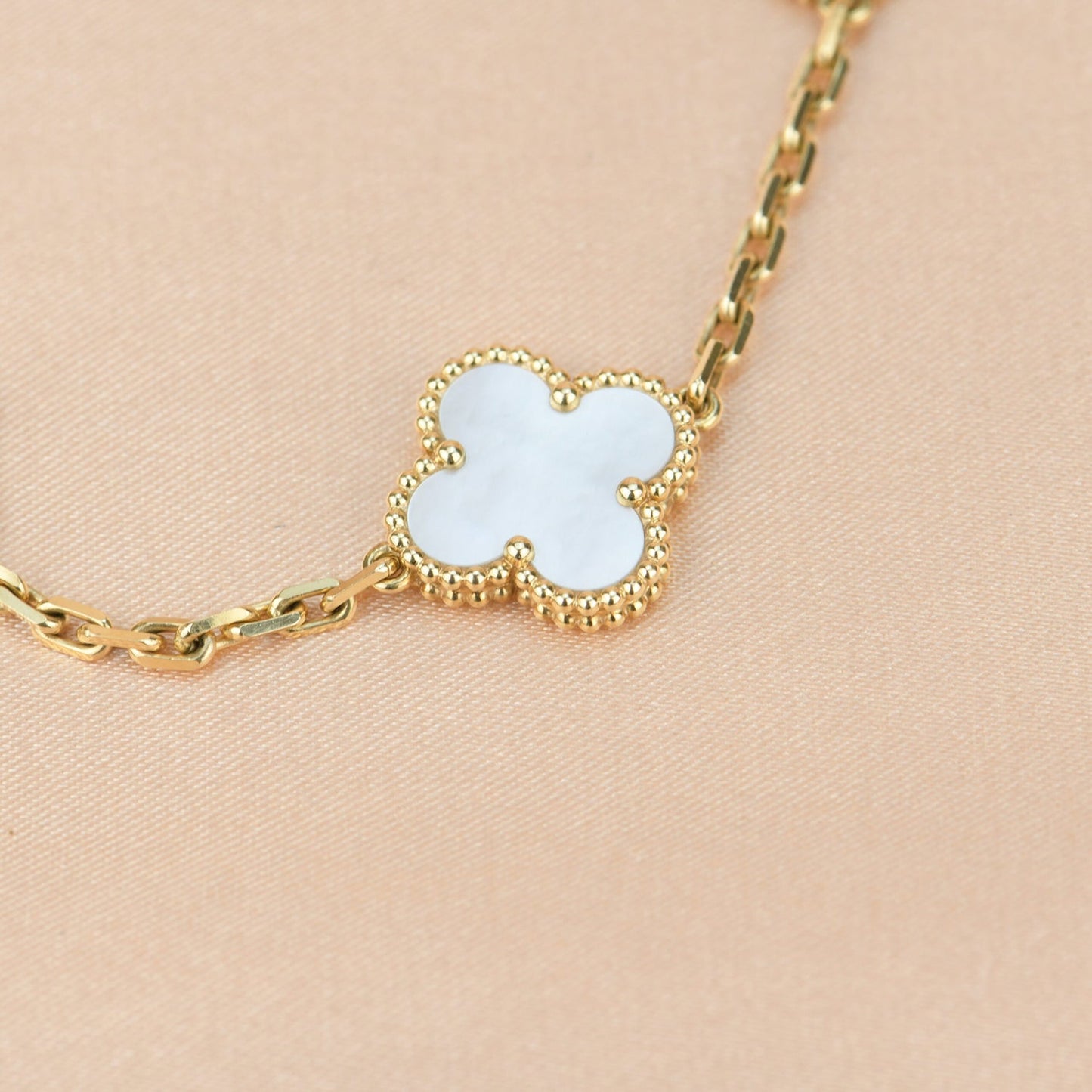 CLOVER  5 MOTIF WHITE MOP BRACELET