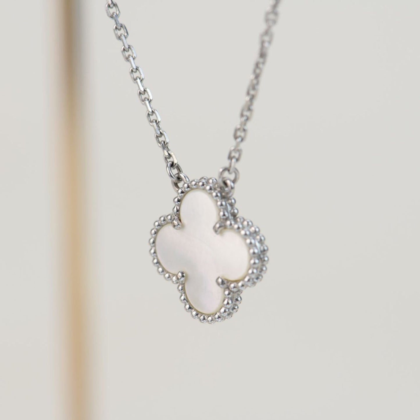 CLOVER  15MM WHITE MOTHER-OF-PEARL SILVER